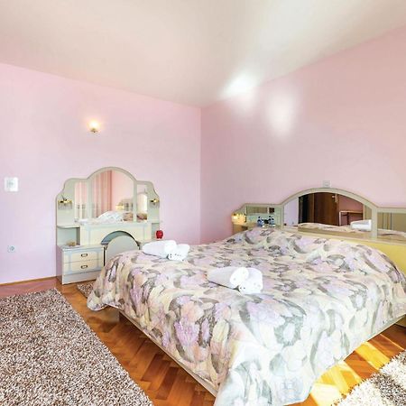 2 Bedroom Lovely Apartment In Ловран Экстерьер фото