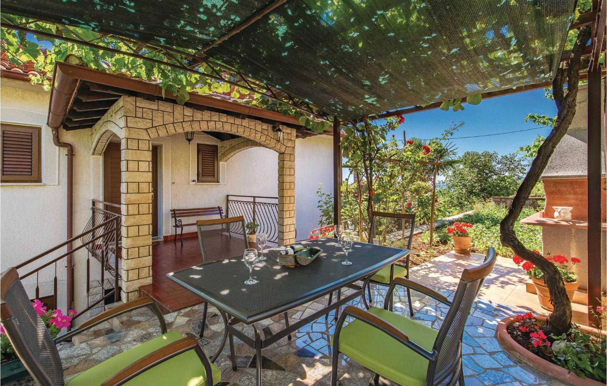 2 Bedroom Lovely Apartment In Ловран Экстерьер фото
