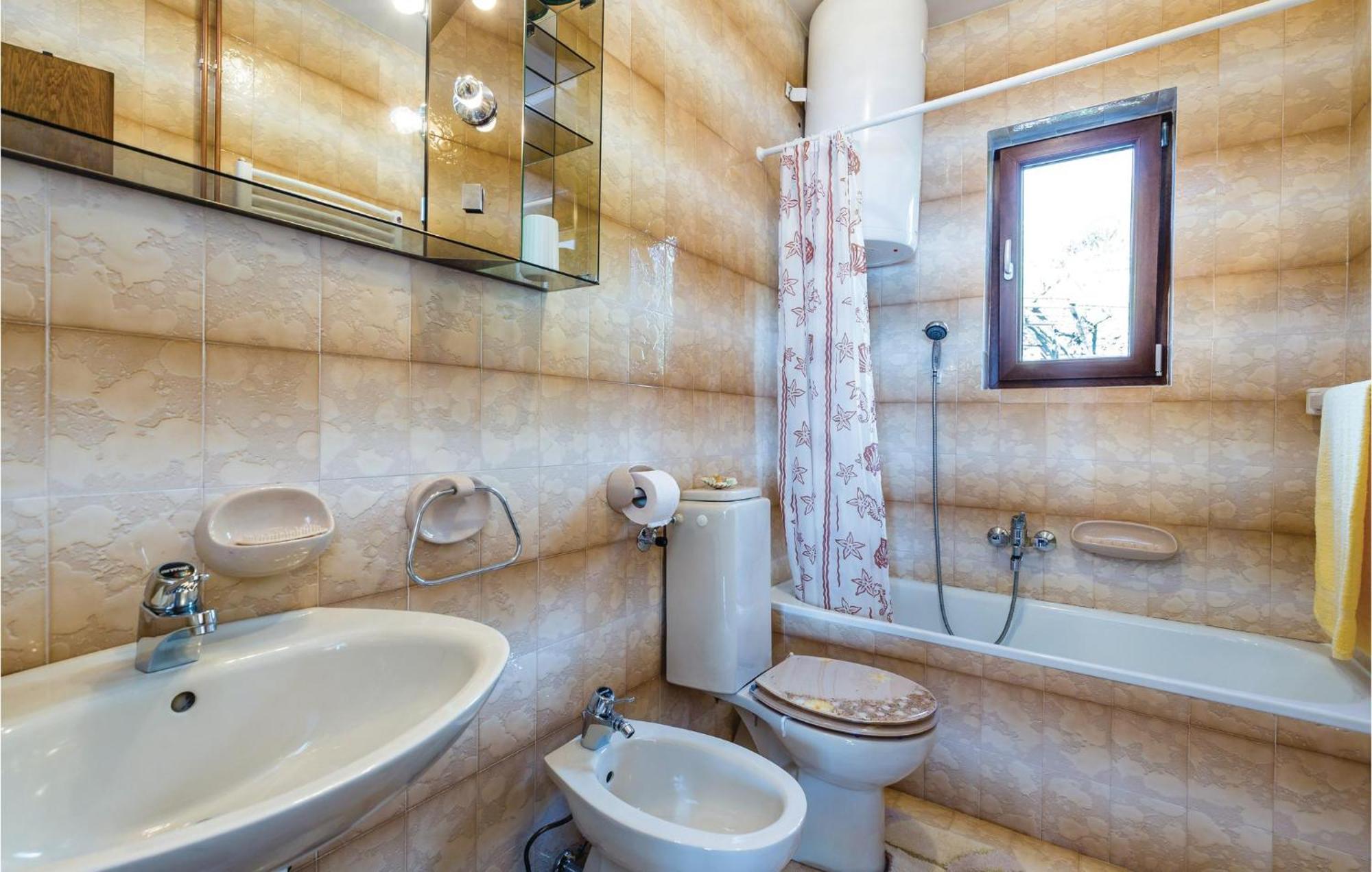 2 Bedroom Lovely Apartment In Ловран Экстерьер фото