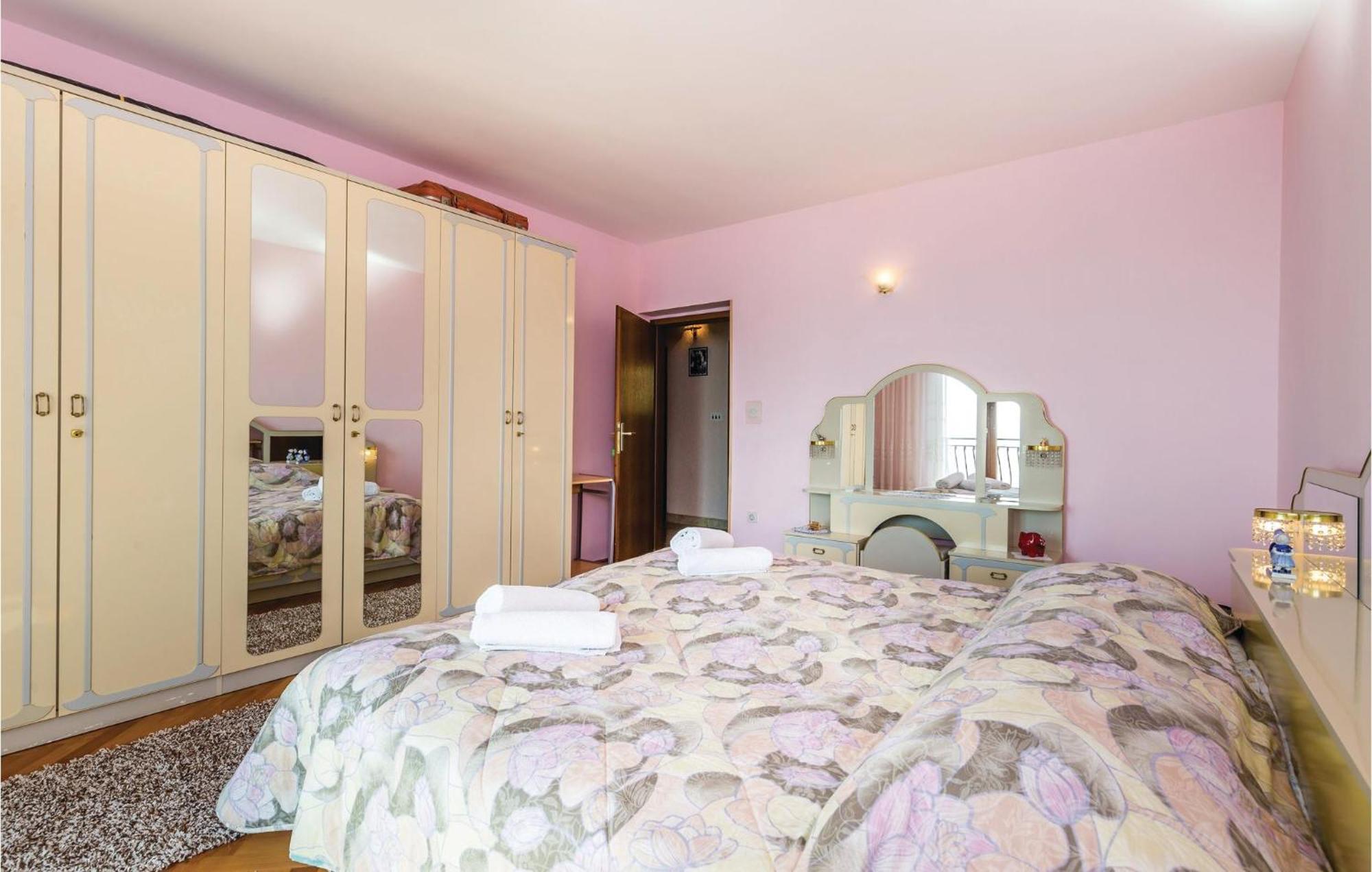 2 Bedroom Lovely Apartment In Ловран Экстерьер фото