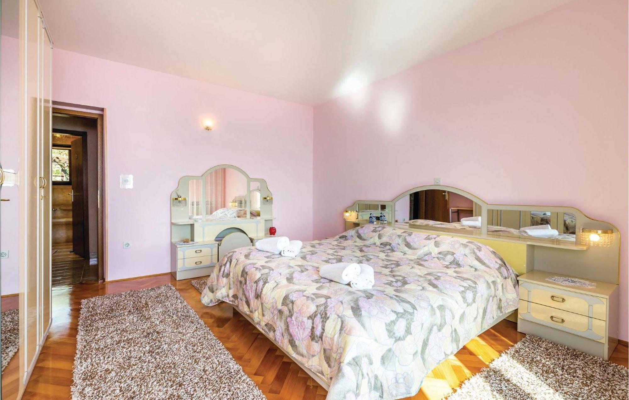 2 Bedroom Lovely Apartment In Ловран Экстерьер фото